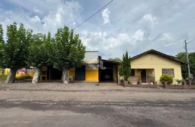 Casa com 3 dormitórios, pátio e espaço comercial em vera cruz
