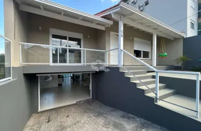Casa de 3 dormitórios com piscina no centro de santa cruz