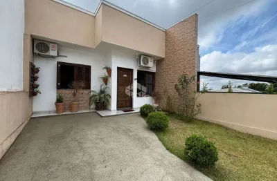 Geminado mobiliado com 02 dormitórios e pátio grande