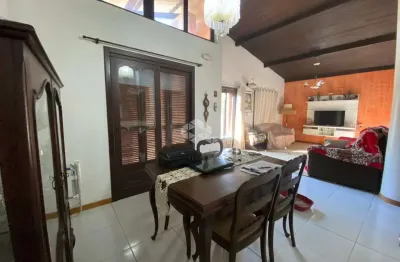 Casa 03 dormitórios, com pátio frente e fundos no bairro goiás