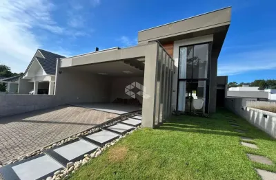 Casa semimobiliada com 3 dormitórios e piscina no royal country!
