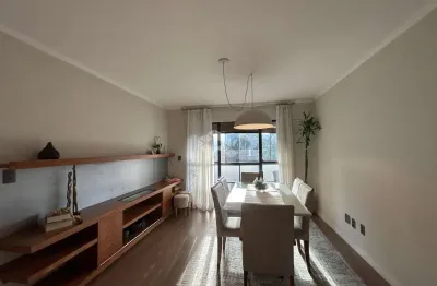 Apartamento central com 2 dormitórios sendo uma suíte.
