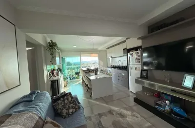 Apartamento no centro, 02 dormitórios (1 suíte) e amplo espaço social!