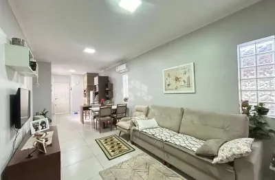 Casa térrea no centro com 2 dormitórios e excelente localização!