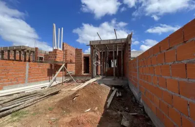 Casa geminada com 2 dormitórios e suíte em vera cruz.