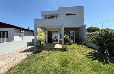 Casa ampla, semimobiliada, com 3 dormitórios e pátio fechado