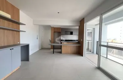 Apartamento semimobiliado, com 02 dormitórios e suíte no centro