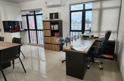 Sala comercial no bairro kobrasol, em são josé, sc, semi-mobiliada, com 39,40m² de área total, lavabo, e 01 vaga de garagem.