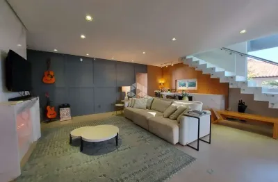 Casa residencial no bairro jardim atlântico, em florianópolis, sc, mobiliada, vista mar, com piscina, churrasqueira, 03 suítes, e 02 vagas de garagem.