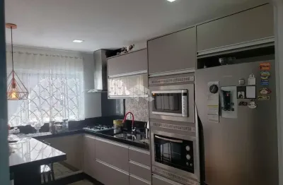 Casa mobiliada no bairro roçado, em são josé, sc, terraço, churrasqueira, 03 dormitórios, 04 vagas de garagem.