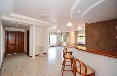Casa residencial com 4 quartos sendo 3 suítes, e 4 vagas de garagem no bairro iataguaçu, em florianópolis/sc.