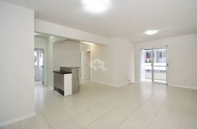 Apartamento à venda com 2 quartos sendo 1 suíte e 1 vaga de garagem no bairro campinas em são josé/sc