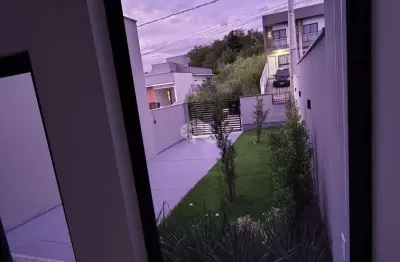 Sobrado novo com 2 suítes e pátio na frente e atrás, no melhor loteamento de potecas!