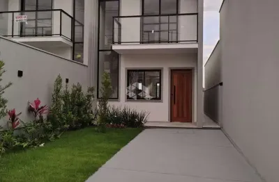 Lindo e novíssimo sobrado com 2 suítes e pátio na frente e atrás, no melhor loteamento de potecas!