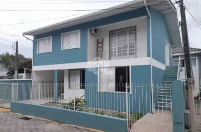 Sobrado com 6 Quartos Próximo a Praia na Barra da Lagoa em Florianópolis/SC