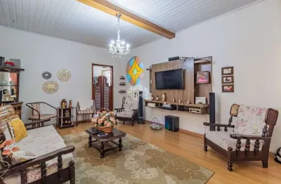 Encante-se com esta residência espaçosa de 3 dormitórios em um ambiente acolhedor!