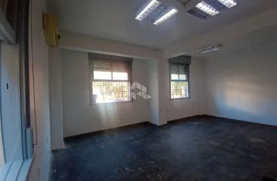 Térreo, reformado, desocupado. 77,98m² de área útil.