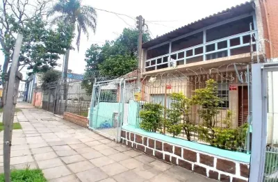 Casa Sobrado com 4 Dormitórios, Bairro Navegantes  Porto Alegre