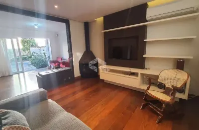 Casa em condomínio com 03 dormitórios, 320m², no bairro Cristal
