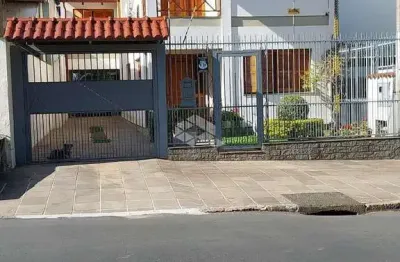 Casa com 02 pavimentos, 240,00m², 03 dormitórios, no bairro tristeza