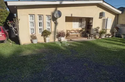 Casa 3 quartos, sala 2 ambientes, copa cozinha, 10 vagas, pátio com piscina.