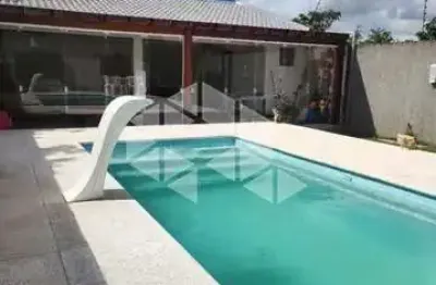 Casa com piscina e 03 dormitórios sendo 01 suíte no bairro maria regina em alvorada.