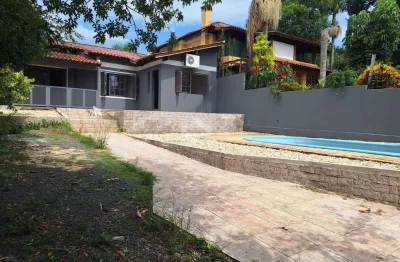 Casa com 2 dormitórios (1 suíte), salas amplas, 3 vagas com 112m²