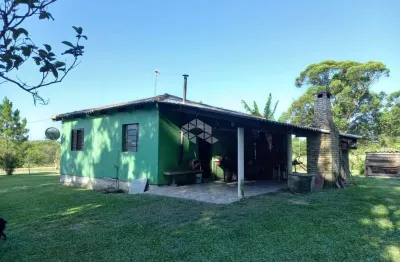 Casa de alvenaria com 2 dormitórios, sala e cozinha conjugado e churrasqueira na varanda.