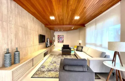 Apartamento com 4 dormitórios, um suíte e seus espaçosos 266 m² de área privativa.