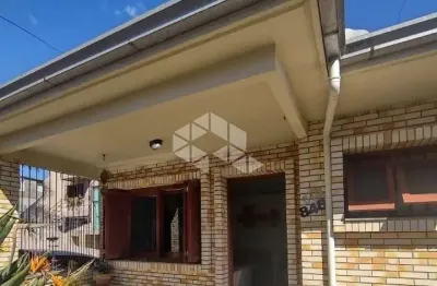 Casa  de esquina  , 03 dormitórios sendo um suíte no cidade nova