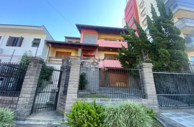 Casa três andares com 407 m² privativos no bairro colina sorriso.