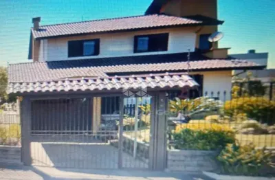 Casa individual 3 quartos com pátio e salão de festa 2 quadras da lagoa