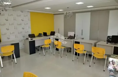 Sala comercial com 61m² no centro de caxias do sul com vista para praça rui barbosa.