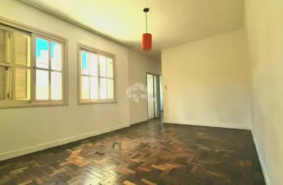 Apartamento de 2 dormitórios com 65m² no bairro azenha.