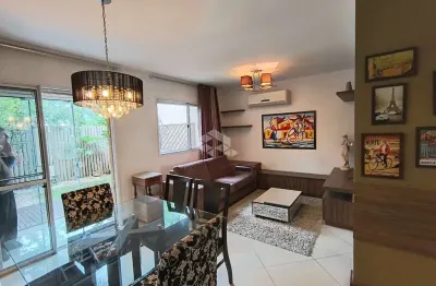 Casa com 3 dormitórios, com sótão em condomínio, 3 banheiros, 2 vagas.