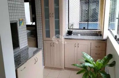 Apartamento de 2 dormitórios reformado com elevador, zelador e aceita pets.