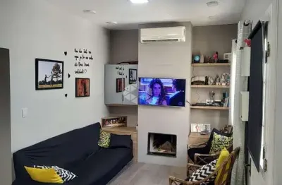 Casa de alvenaria com dois dormitórios no bairro menino deus