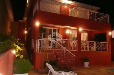 Casa sobrado com 5 quartos, 2 suítes, 4 vagas e piscina no chácara das pedras