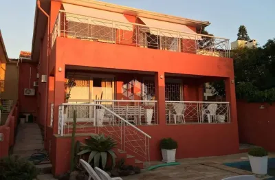 Casa sobrado com 5 quartos, 2 suítes, 4 vagas e piscina no chácara das pedras