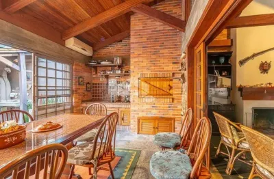 Casa sobrado com 4 quartos, 4 vagas e piscina no bairro chácara das pedras.