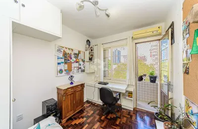 Apartamento Reformado  2 Dormitórios, Semimobiliado,  no Bairro Menino Deus em Porto Alegre