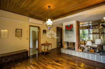 Casa Ampla, com 3 dormitórios e piscina no Bairro Três Figueiras, Porto Alegre