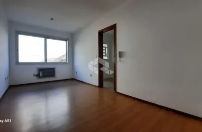 Apartamento com 2 quartos, reformado, com 1 vaga coberta no bairro petrópolis.