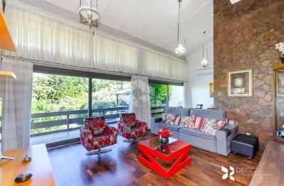 Casa 3 dormitórios, suíte máster com hidro, piscina e salão de festas no bairro três figueiras -