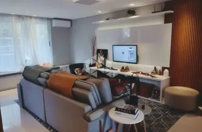 Casa 3 quartos, suíte, piscina e vista para área verde em condomínio planejado