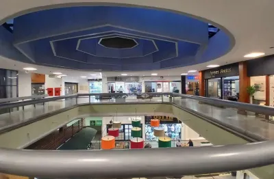 Loja térrea com 33,34m² no 5ª avenida center, com vitrine interna e externa no bairro moinhos de vento porto alegre rs