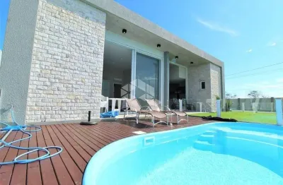 Casa no rivieira a casa é composta no primeiro pavimento por hall, suíte, living com pé direito duplo e lareira, lavabo, área de serviço com acesso a