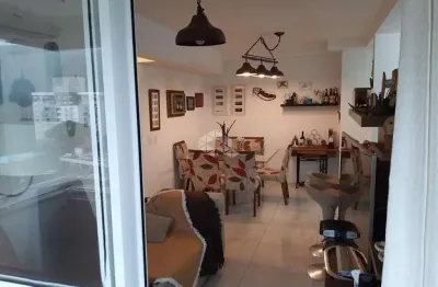 Apartamento de andar alto, com 2 dormitórios, 2 banheiros, sendo 1 suíte, área de serviço,