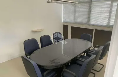 Sala Comercial Reformada  Ampla, Iluminada e Semimobiliada em Localização Privilegiada!