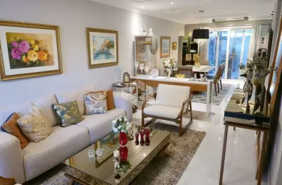 Casa estilo triplex de alto padrão em cond. Fechado na zona sul